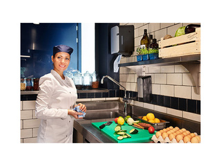 Papīra dvieļu ruļļos turētājs QuartzLine Midi, plastikāta, melns