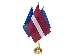 Trīsvietīgs galda karogs, 14x28cm