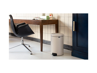 Ведро для мусора с педалью Brabantia, NewIcon, нежно-бежевое, 20л