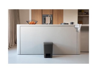 Atkritumu tvertne ar pedāli StepUp, tumši pelēka, 25l