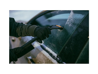 Sniega birste ar skrāpi Fiskars, Solid, 46.8cm