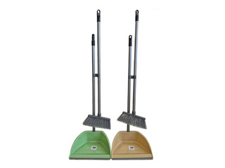 Brush with dustpan on handle, 80cm