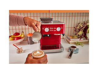 Kafijas automāts KitchenAid ar kafijas dzirnaviņām, sarkans