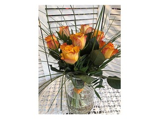 7 rožu pušķis ar zaļumiem un dekoratīvu lentu, (40cm)