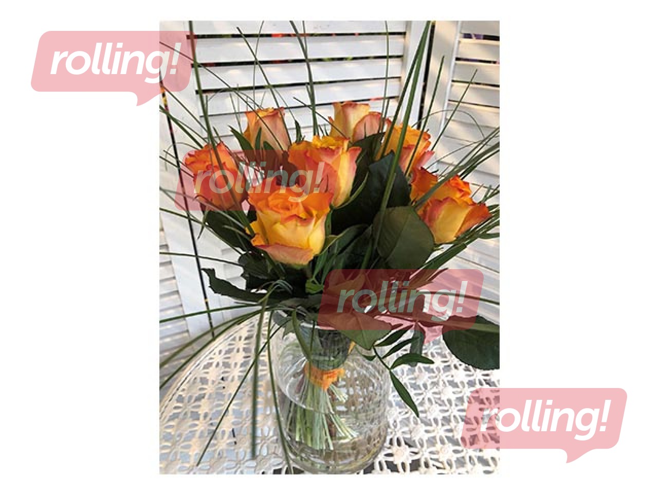 7 rožu pušķis ar zaļumiem un dekoratīvu lentu, (40cm)