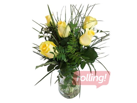 5 rožu pušķis ar zaļumiem un dekoratīvu lentu, (50cm)