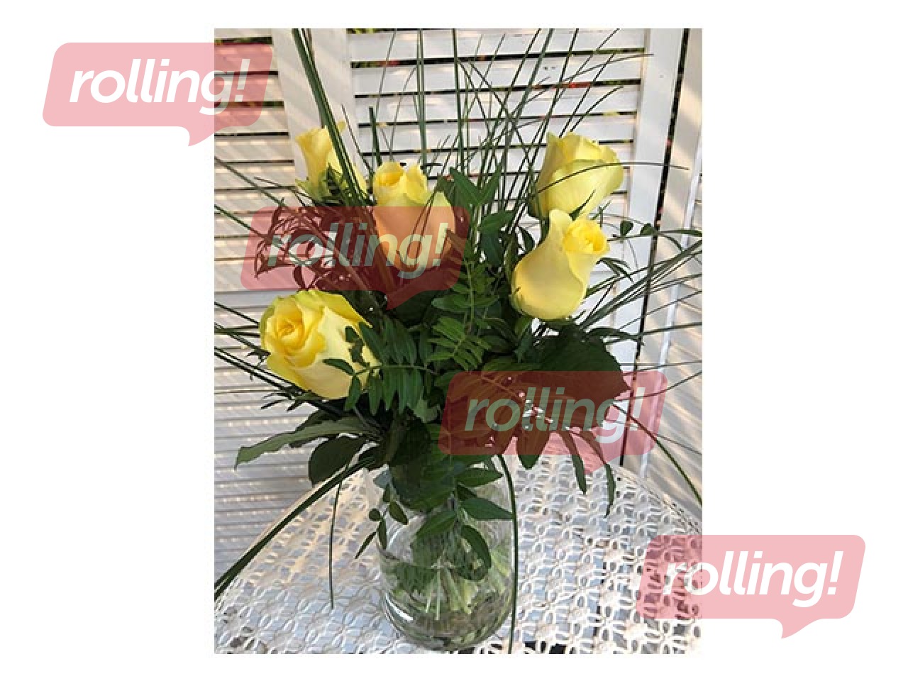 5 rožu pušķis ar zaļumiem un dekoratīvu lentu, (50cm)