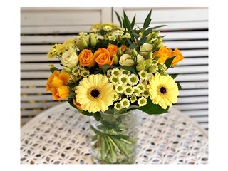 Ziedu pušķis no lizantēm, rozēm un mazām gerberām (diametrā apm. 30cm)