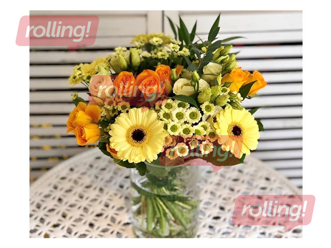 Ziedu pušķis no lizantēm, rozēm un mazām gerberām (diametrā apm. 30cm)