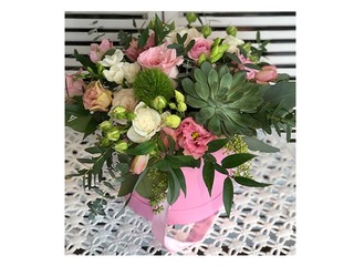 Ziedu kompozīcija kastītē, no dažādiem ziediem (diametrs 30cm) (piegāde tikai Rīgā un Rīgas rajonā)