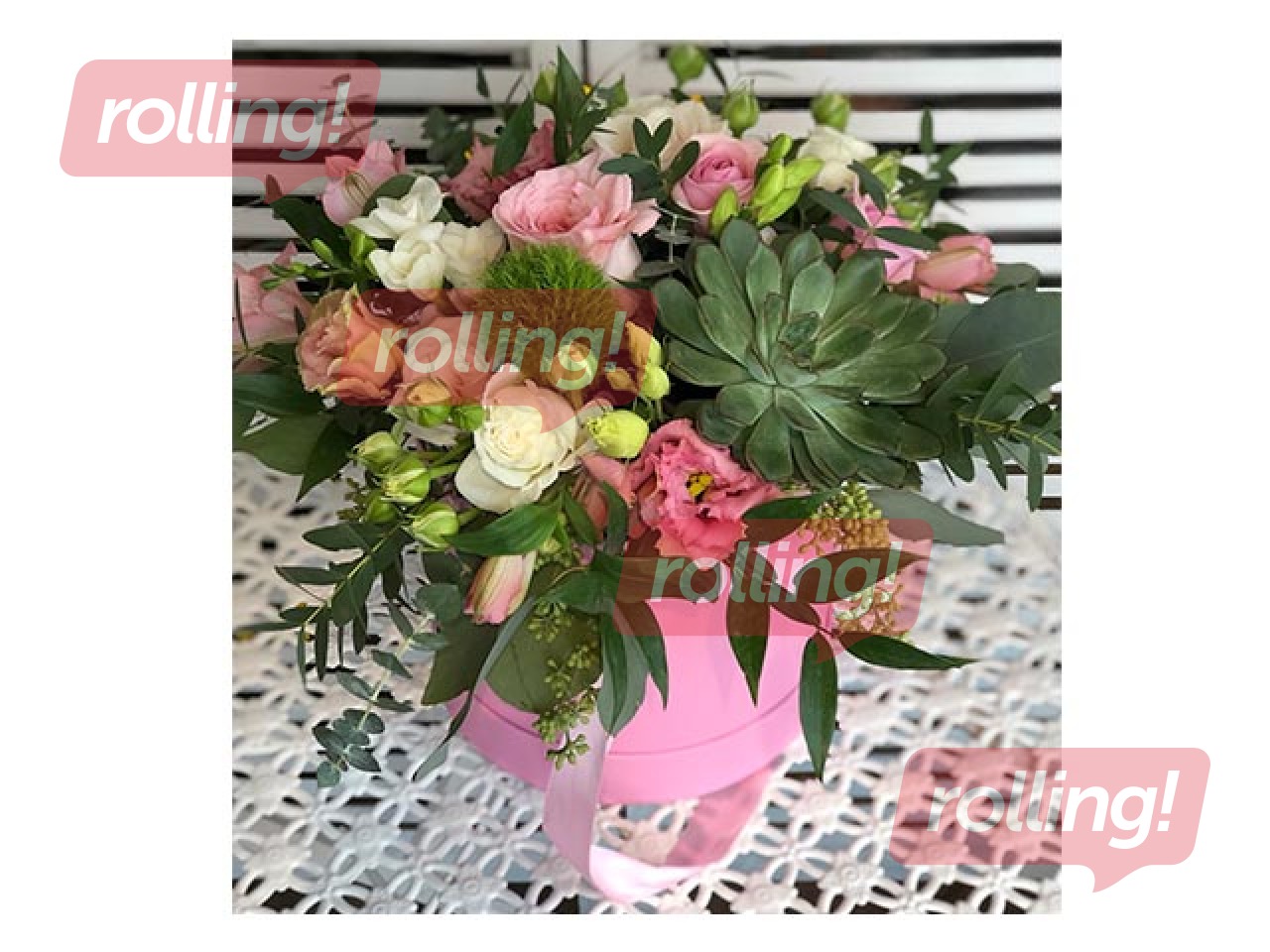 Ziedu kompozīcija kastītē, no dažādiem ziediem (diametrs 30cm) (piegāde tikai Rīgā un Rīgas rajonā)