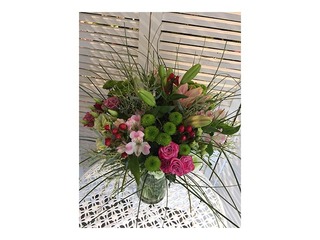 Ziedu pušķis no dažādiem ziediem- alstromērijām, krizantēmām, rozēm