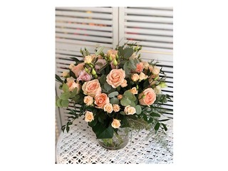 Ziedu pušķis veidots no 2-3 veidu rozēm un lizantēm (diametrā apm. 40 cm)