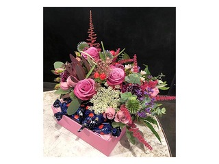 Ziedu kompozīcija Saldākai dienai ar Serenādes konfektēm (piegāde tikai Rīgā un Rīgas rajonā)